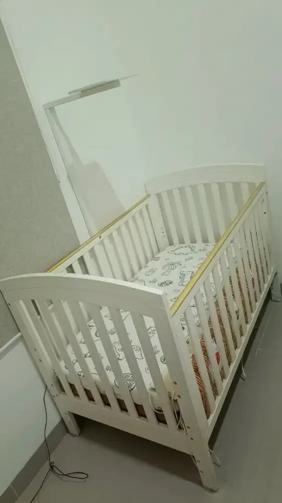 Box baby kayu warna putih