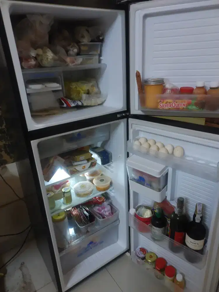 Kulkas 2 pintu merk AQUA