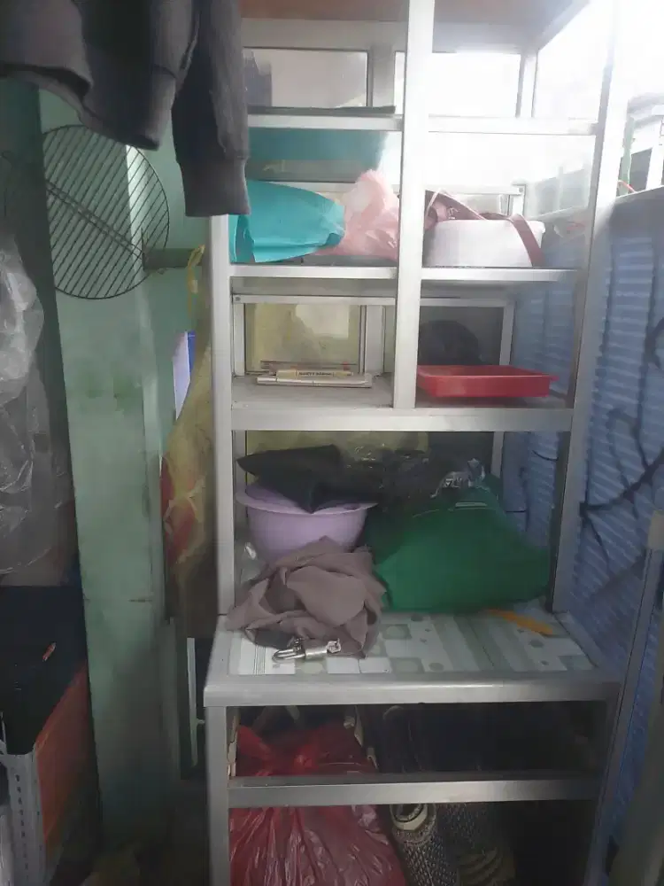 Etalase untuk keperluan jualan