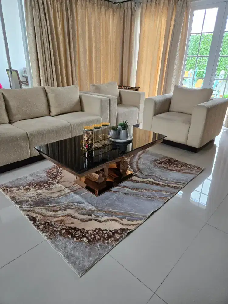 Meja ruang tamu merk informa