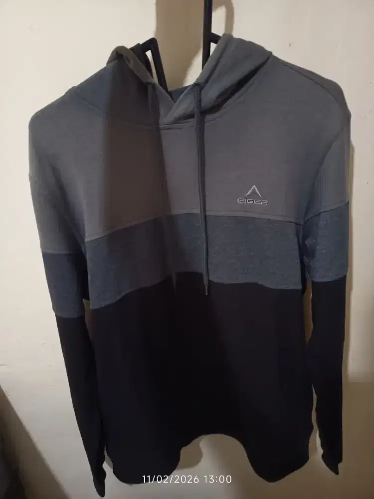 Sweater Eiger Ukuran M