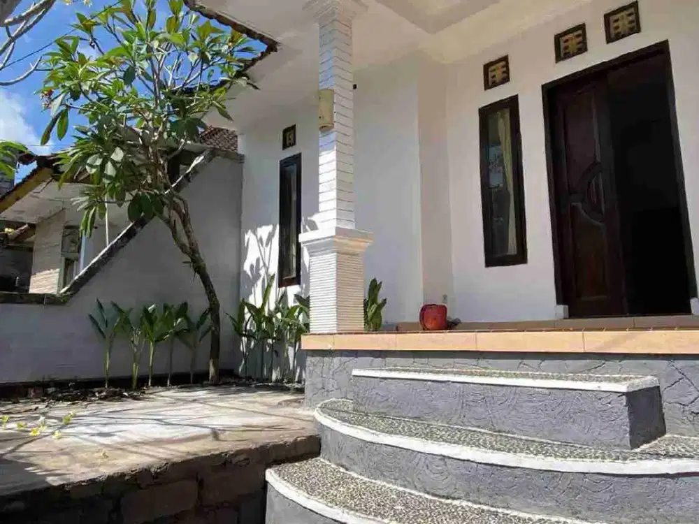SEWA/RENT TAHUNAN RUMAH + ROOFTOP 2KAMAR TIDUR LOKASI ULIWATU AREA STRATEGIS & Dekat Pantai