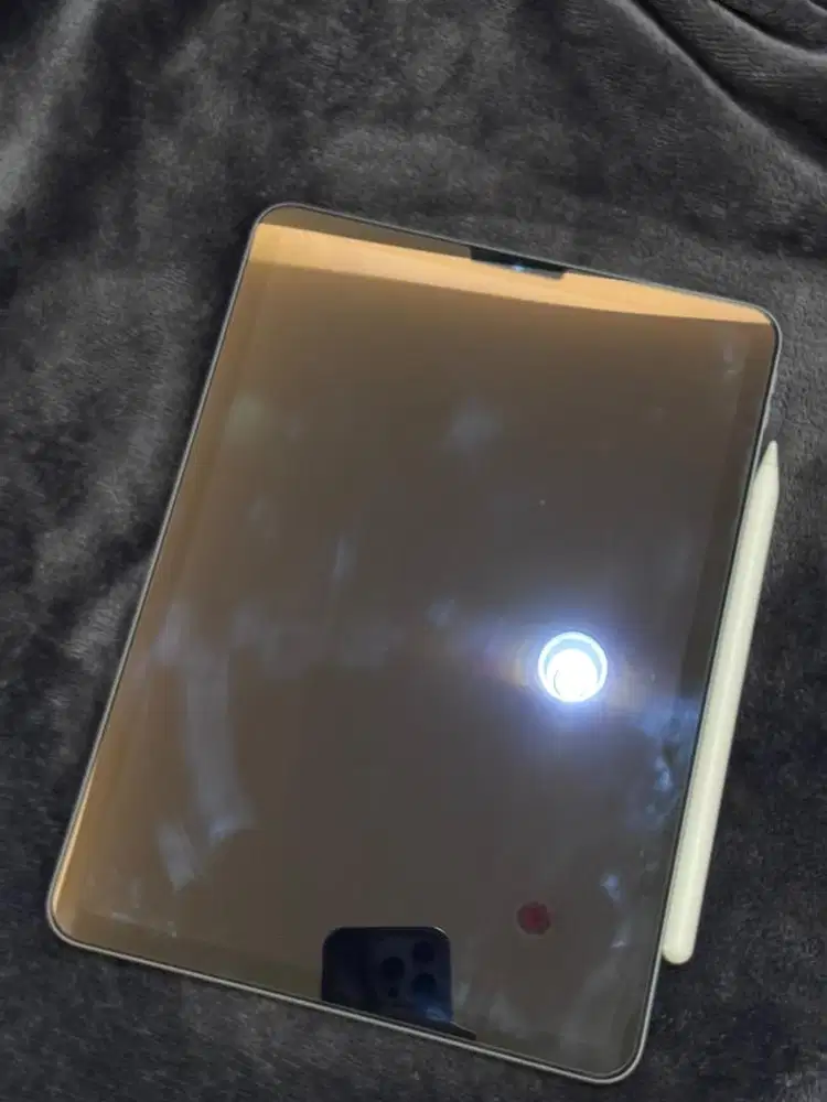 iPad Air 5 M1 (64GB). Comes with Apple Pencil (2nd Generation).