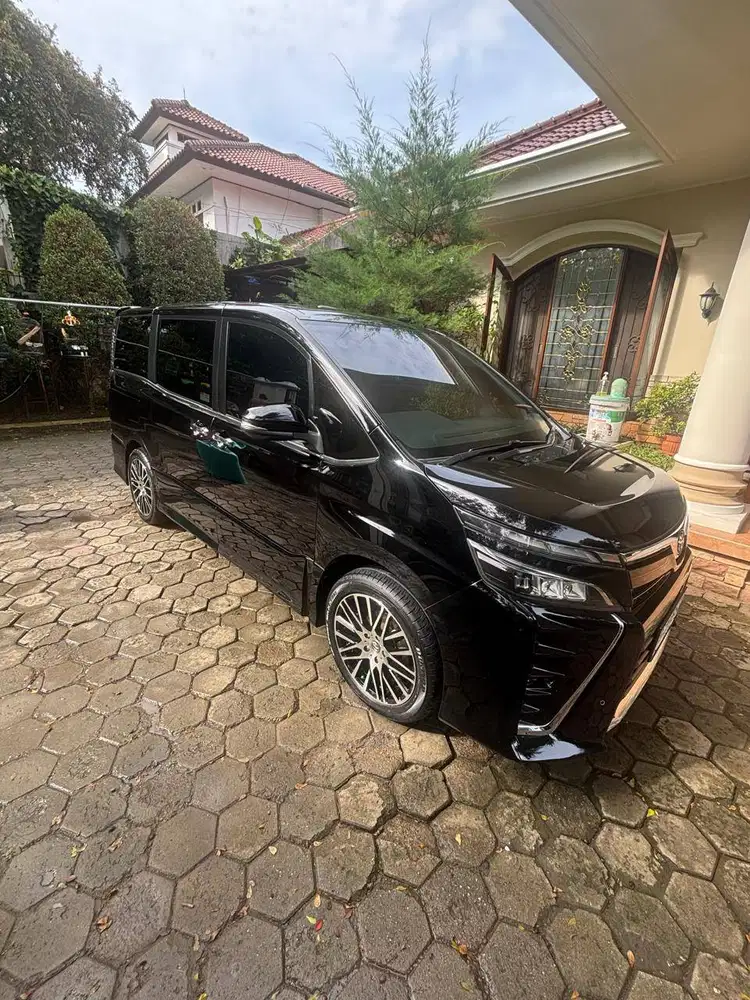 JUAL CEPAT TOYOTA VOXY 2018 PLAT B GANJIL WARNA HITAM (FULL OPTION)