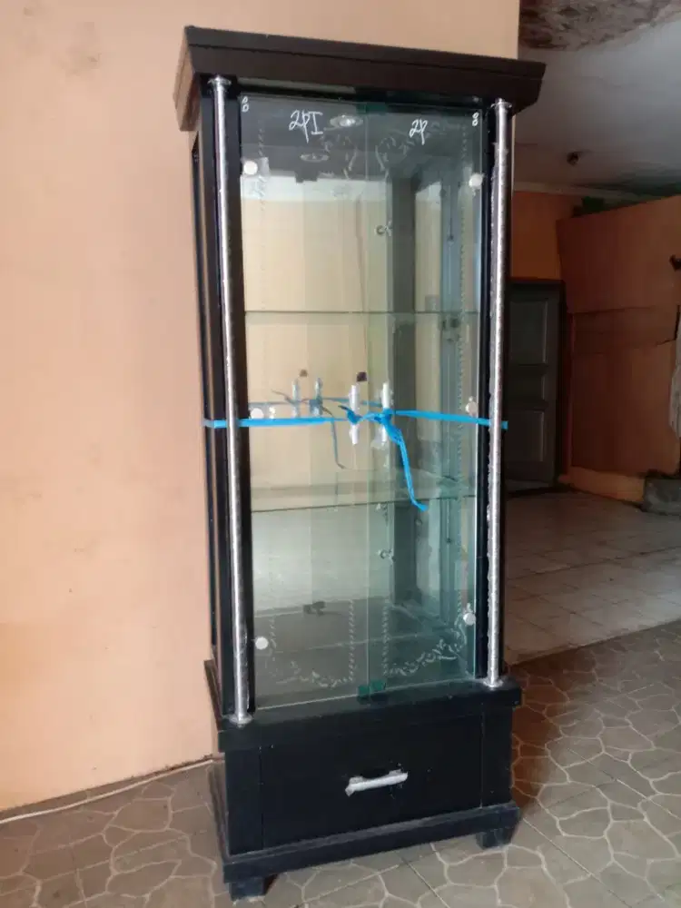LEMARI KACA 1 PINTU