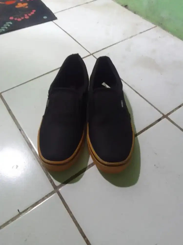 Di jual sepatu Vans shoes ukuran 42 baru belum sama sekali di pake.
