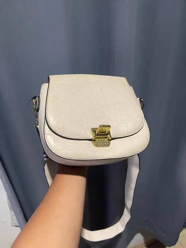 (GRATIS) tas cream motif kulit buaya slempang perempuan