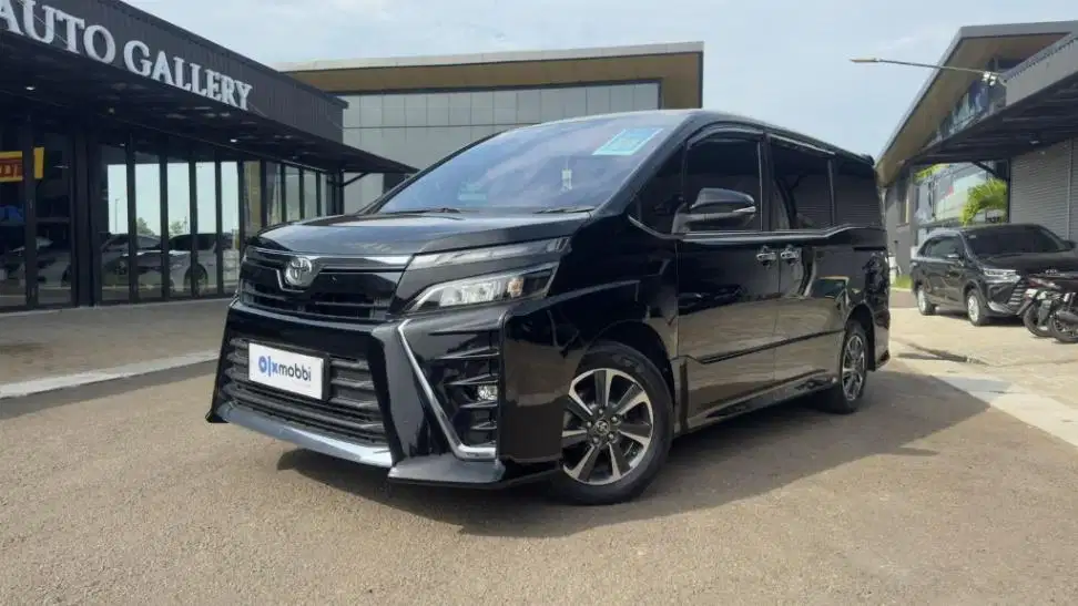 DP MURAH Toyota Voxy 2.0 Bensin-AT 2020 Hitam CERXB