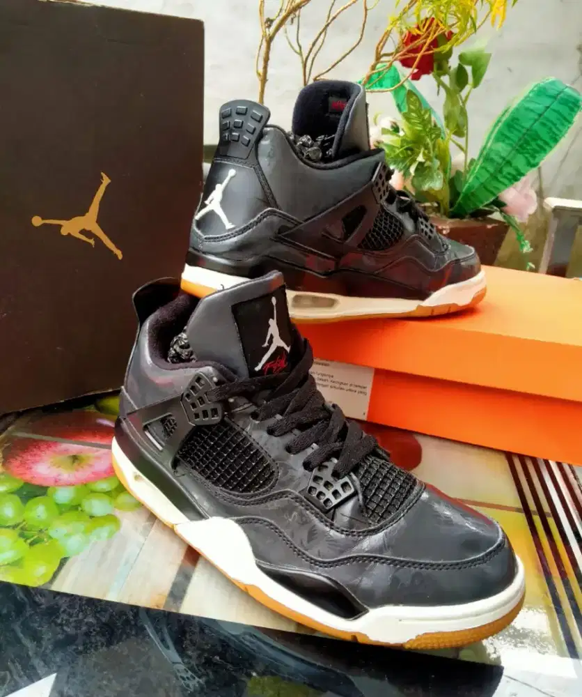Sepatu Basket Nike Jordan Retro 4 Black Laser Gum