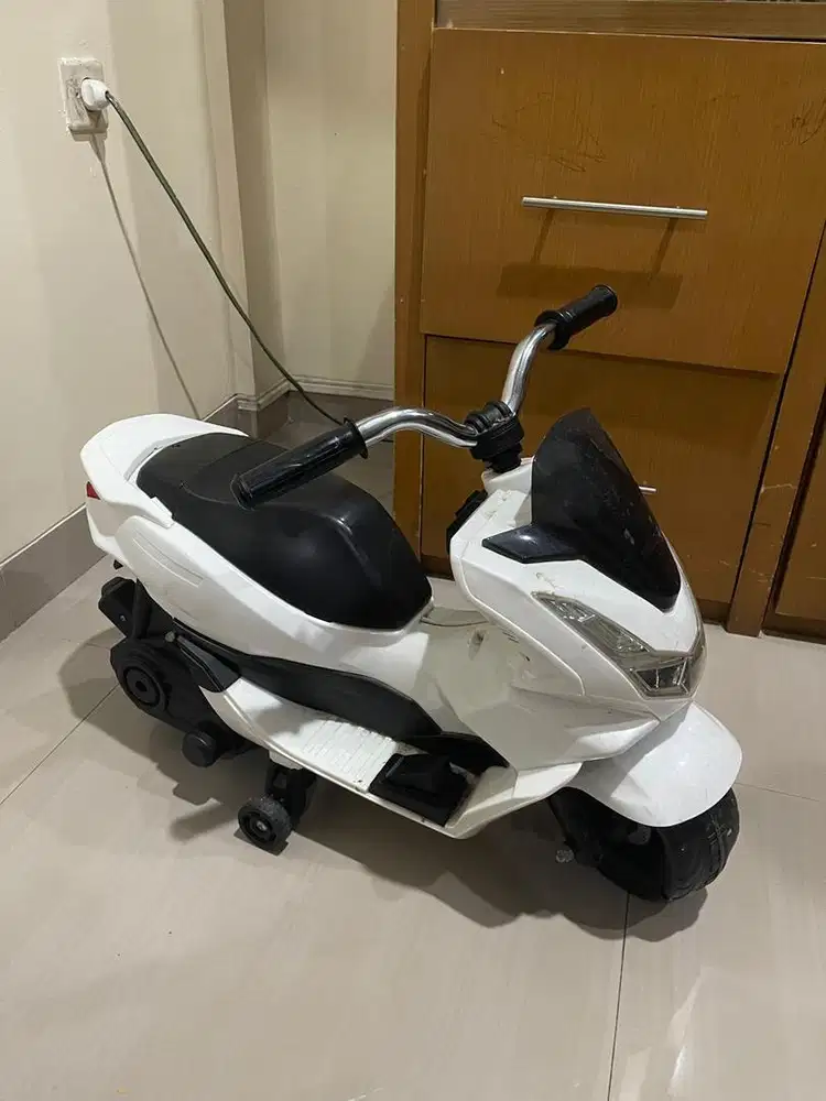 Mainan motor aki anak pcx masih bagus minus dikit