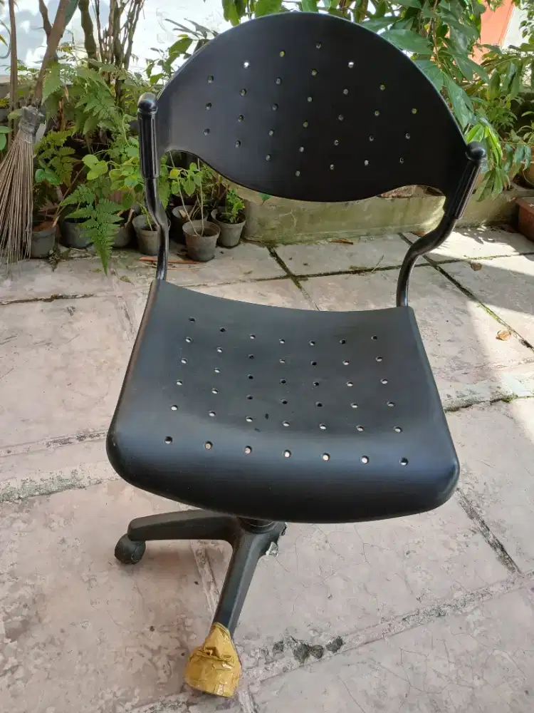Kursi Kantor Plastik