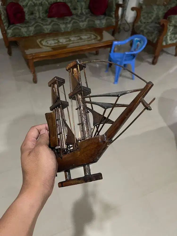 Pajangan kapal besar kayu