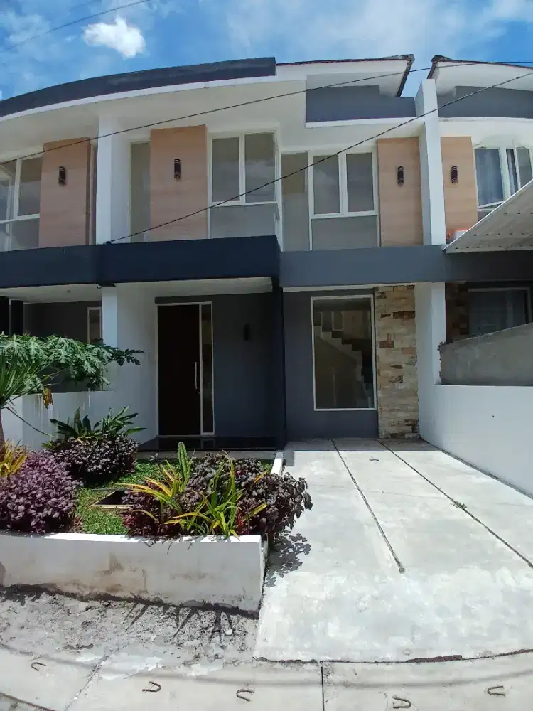 Rumah 2 lantai Modern, taman luas, lebar 7, dekat merr 10 menit