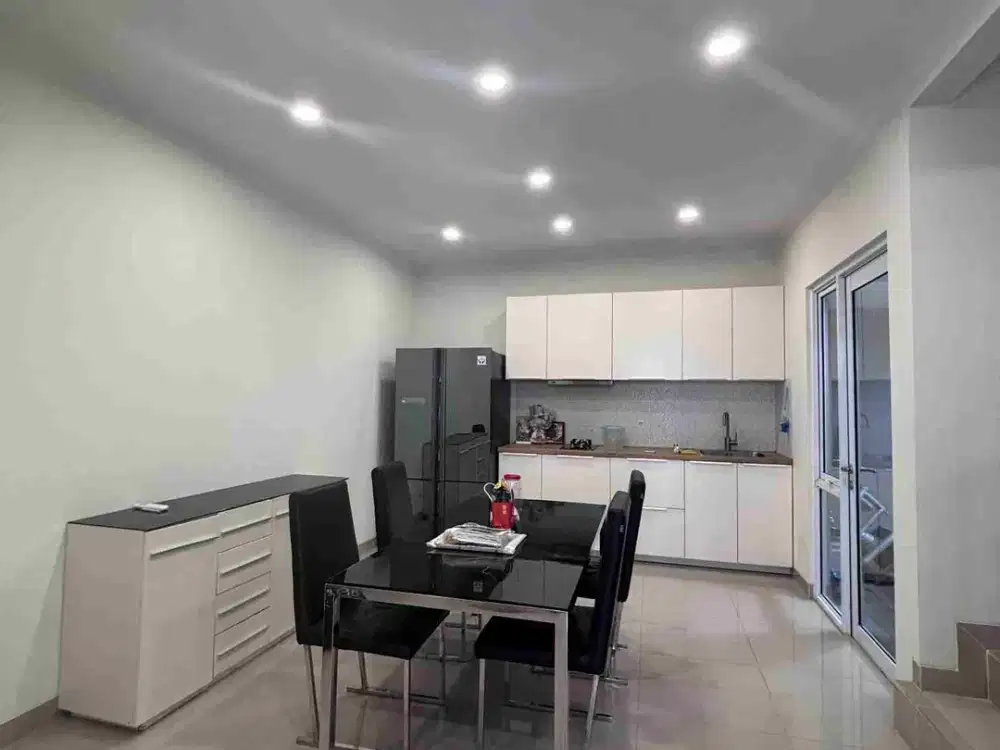 DISEWAKAN RUMAH RAPI SIAP HUNI TINGGAL BAWA KOPER DI AGNESI GADING SERPONG