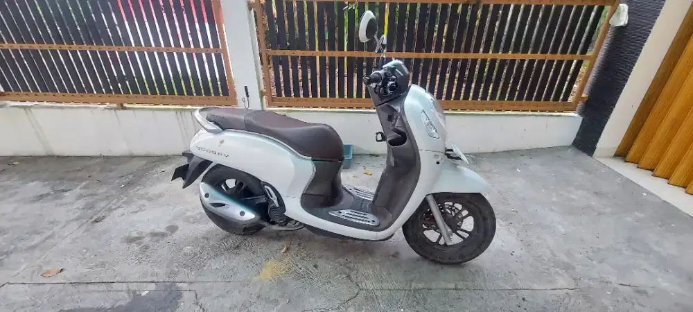 Jual Scoopy putih 16.2 juta.