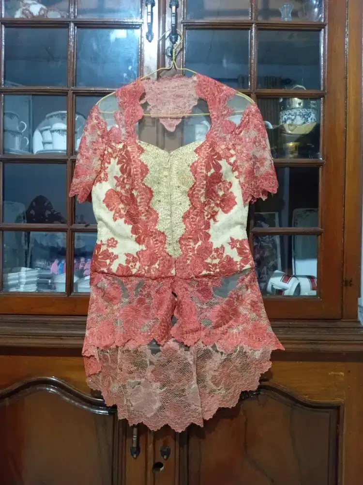 Kebaya bahan brokat
