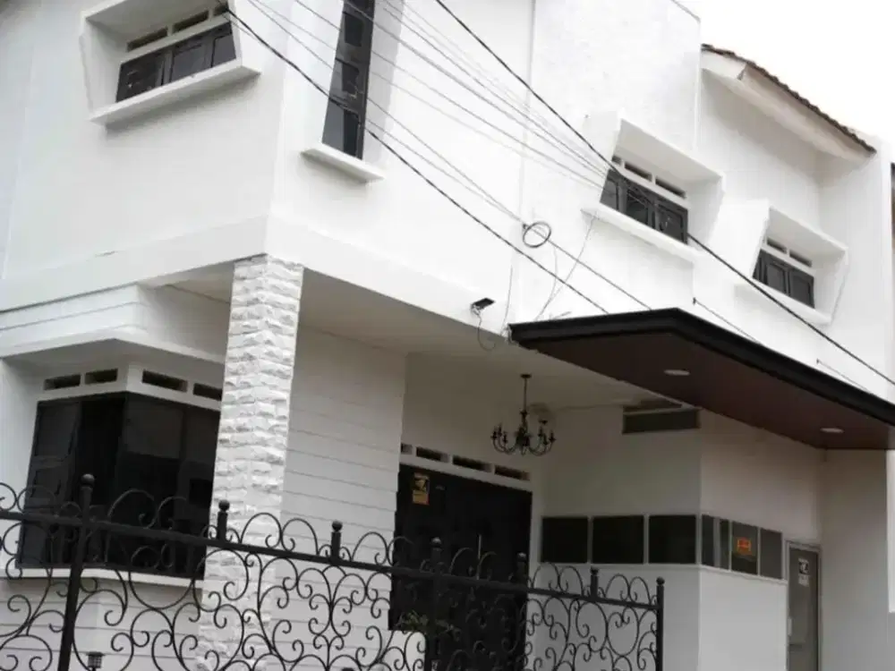 Rumah Hook 2 Lantai Sariwangi Regency – 5 Kamar, Luas & Nyaman