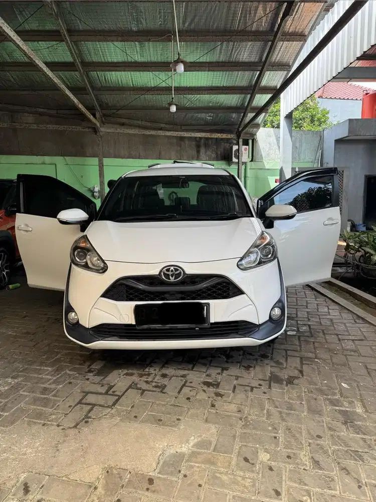 Toyota Sienta 1.5 V AT 2021 – Putih – Tangan Pertama