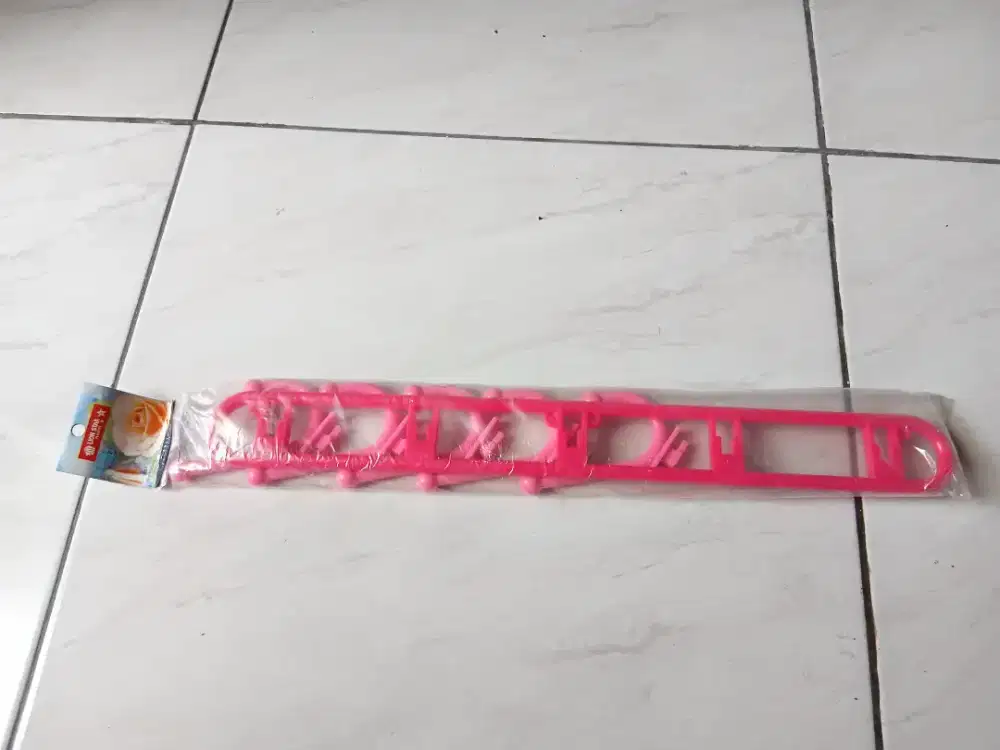 Penggantung Pakaian Pink