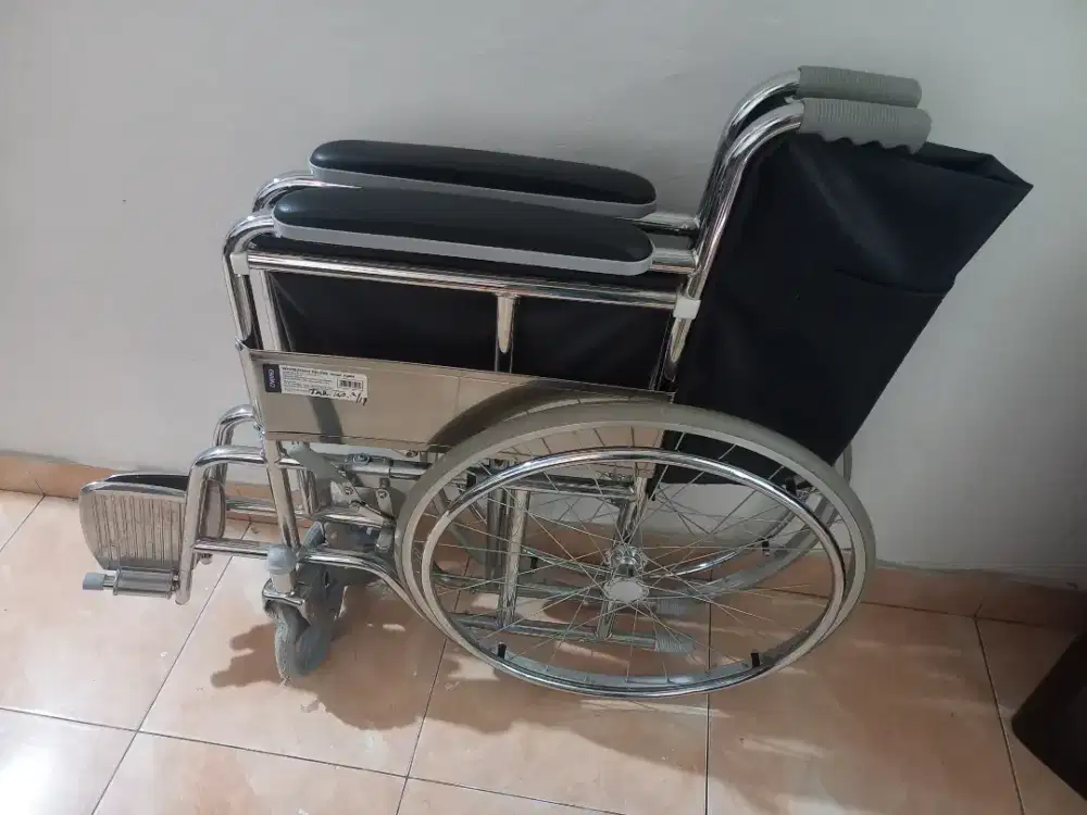 Kursi roda stainless , kondis masi sangat bagus ( baru 2 kali pakai )
