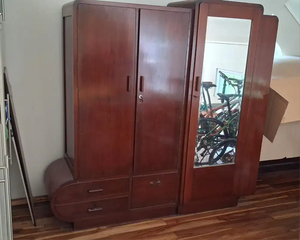 Lemari Kayu Jati Antik