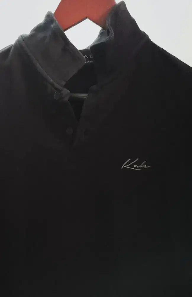 Polo shirt hitam merk Kale