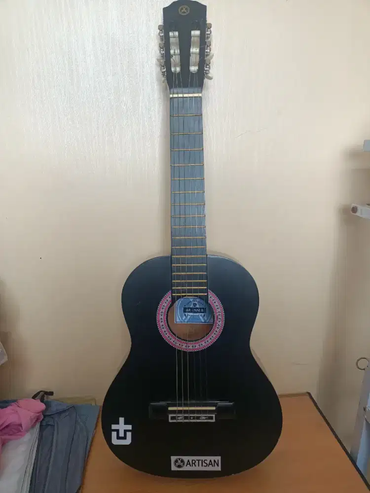 Gitar Merk artisan Bonus (di Deskripsi) Harga 300k Nego Bensin