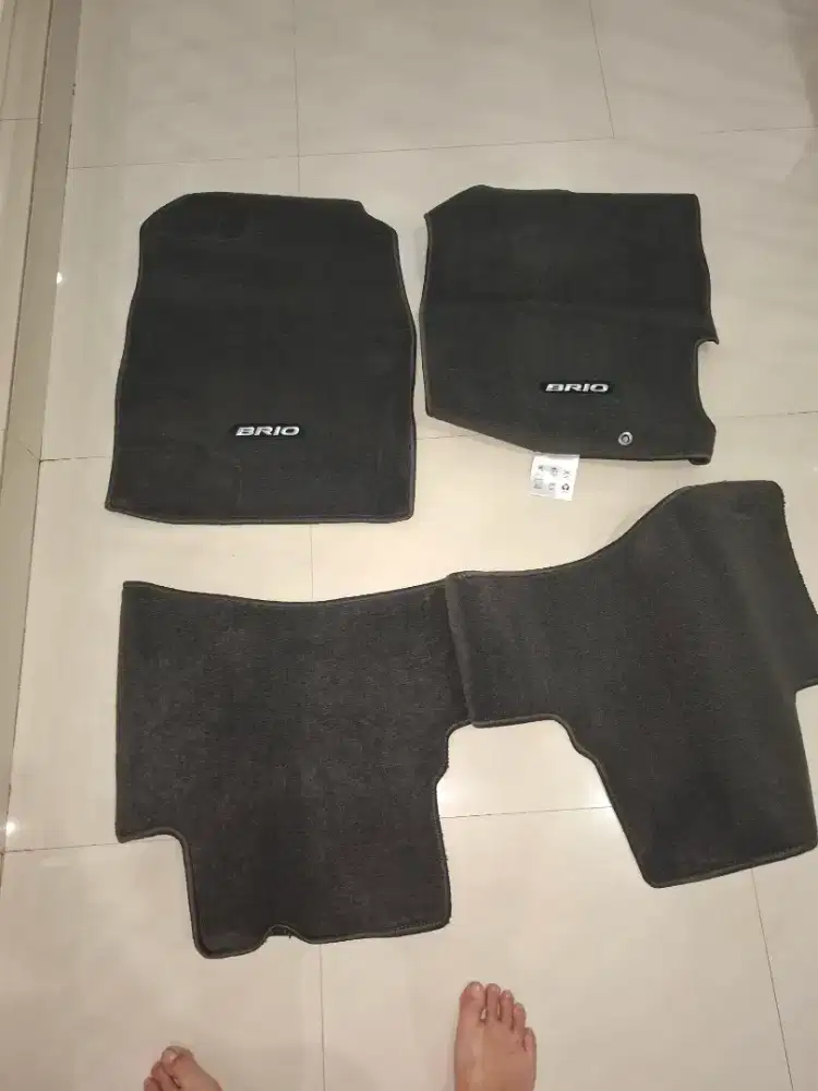 Karpet bludru brio satya lampu sipit