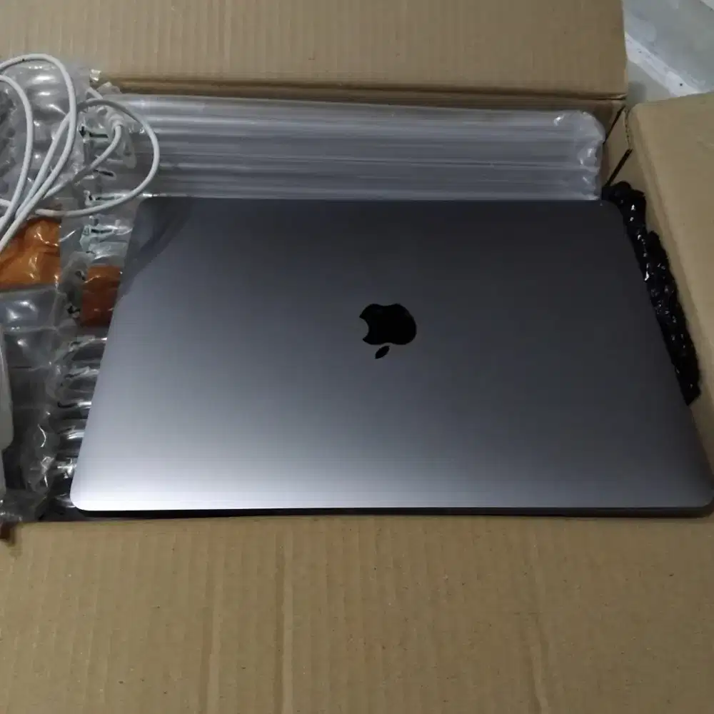 Laptop macbook pro apple 2018 ram8gb/256gb icore 5 layar 13 in mulus
