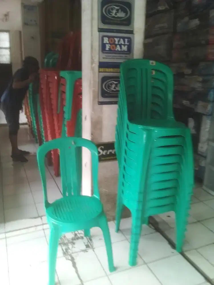 Kursi plastik sandaran