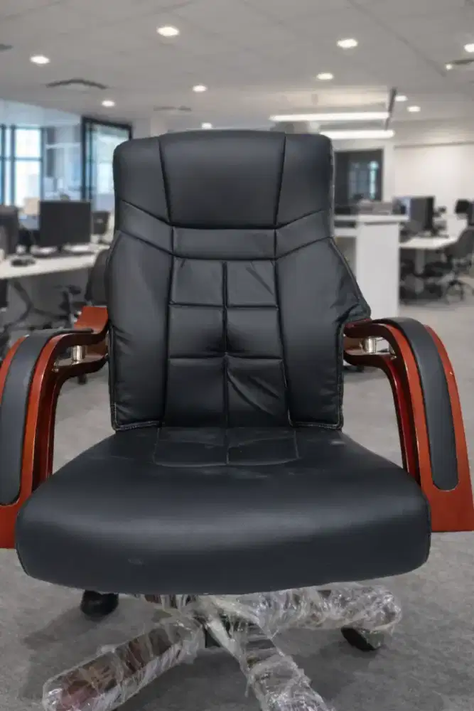 Kursi Kantor Direktur Tangan Kayu