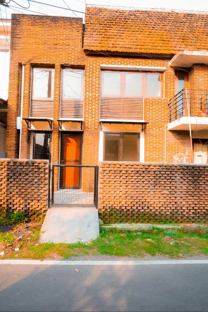 DISEWAKAN - Rumah/Kantor Estetik Lokasi Strategis Citra Raya Tangerang