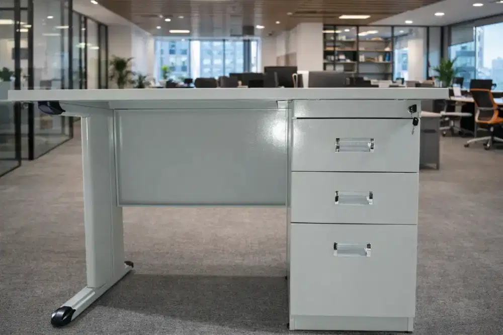 Meja kantor 1/2 biro plat besi