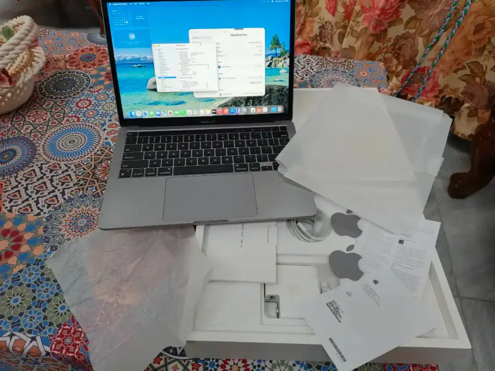 Macbook Pro 2022 M2 fullset mulus banget dah like new
