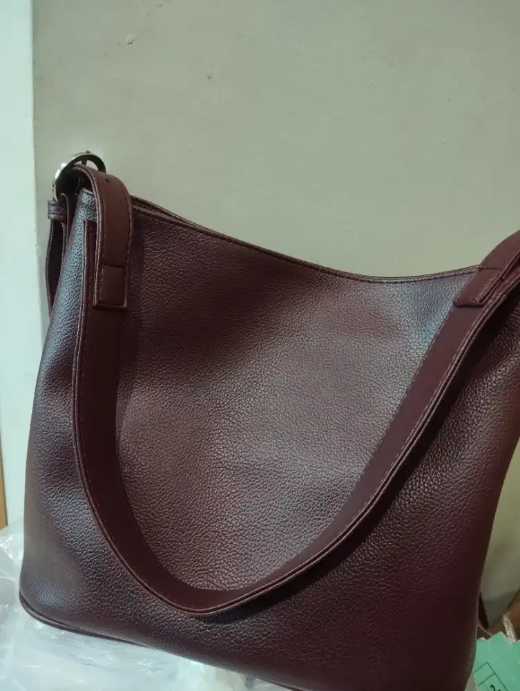 Tas Selempang Maroon