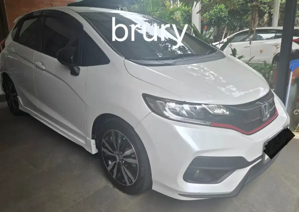 Honda Jazz GK5 1.5 RS CVT Matic
Putih