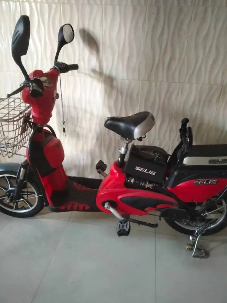 Sepeda listrik Selis Merah