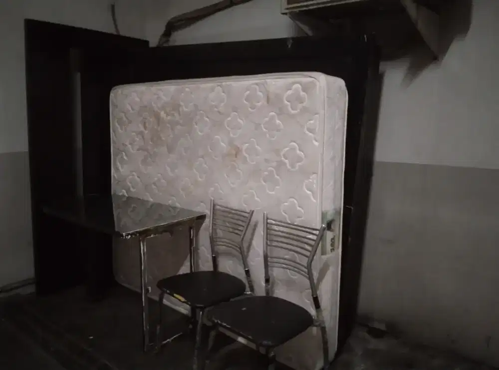 Kasur mulus satu set dipan kayu laci