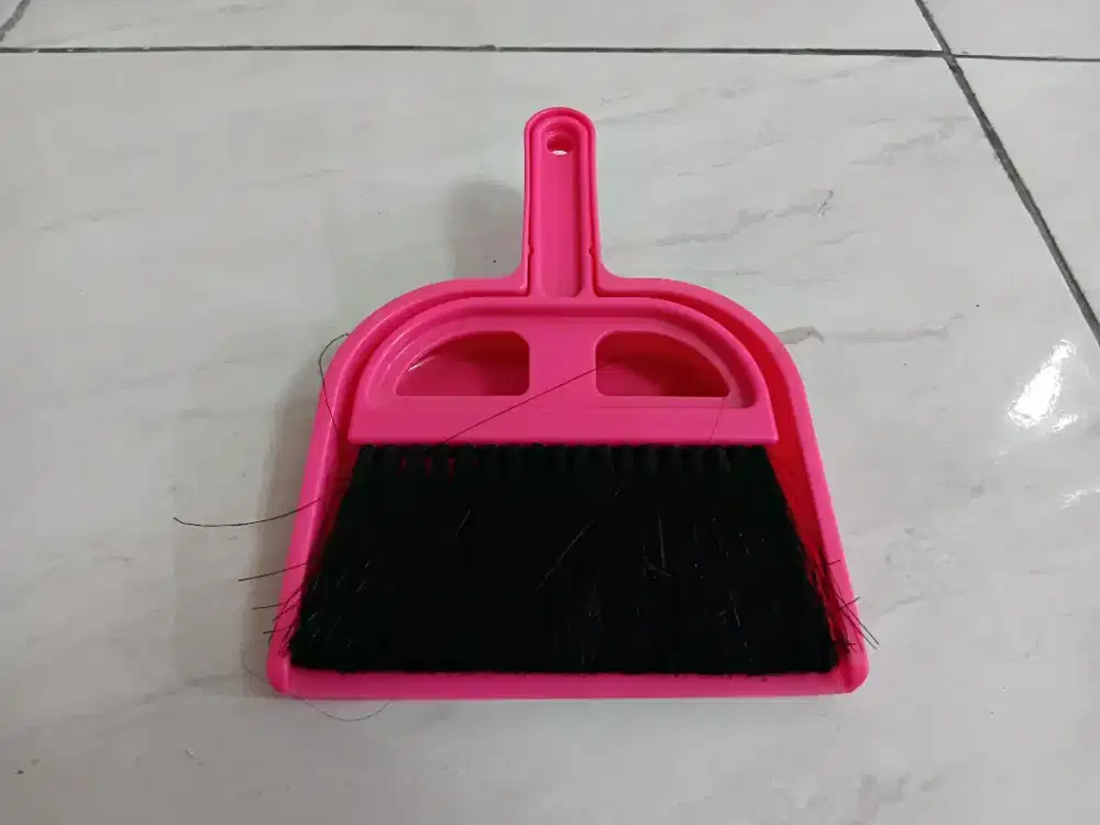 Sapu dan Pengki Kecil Pink