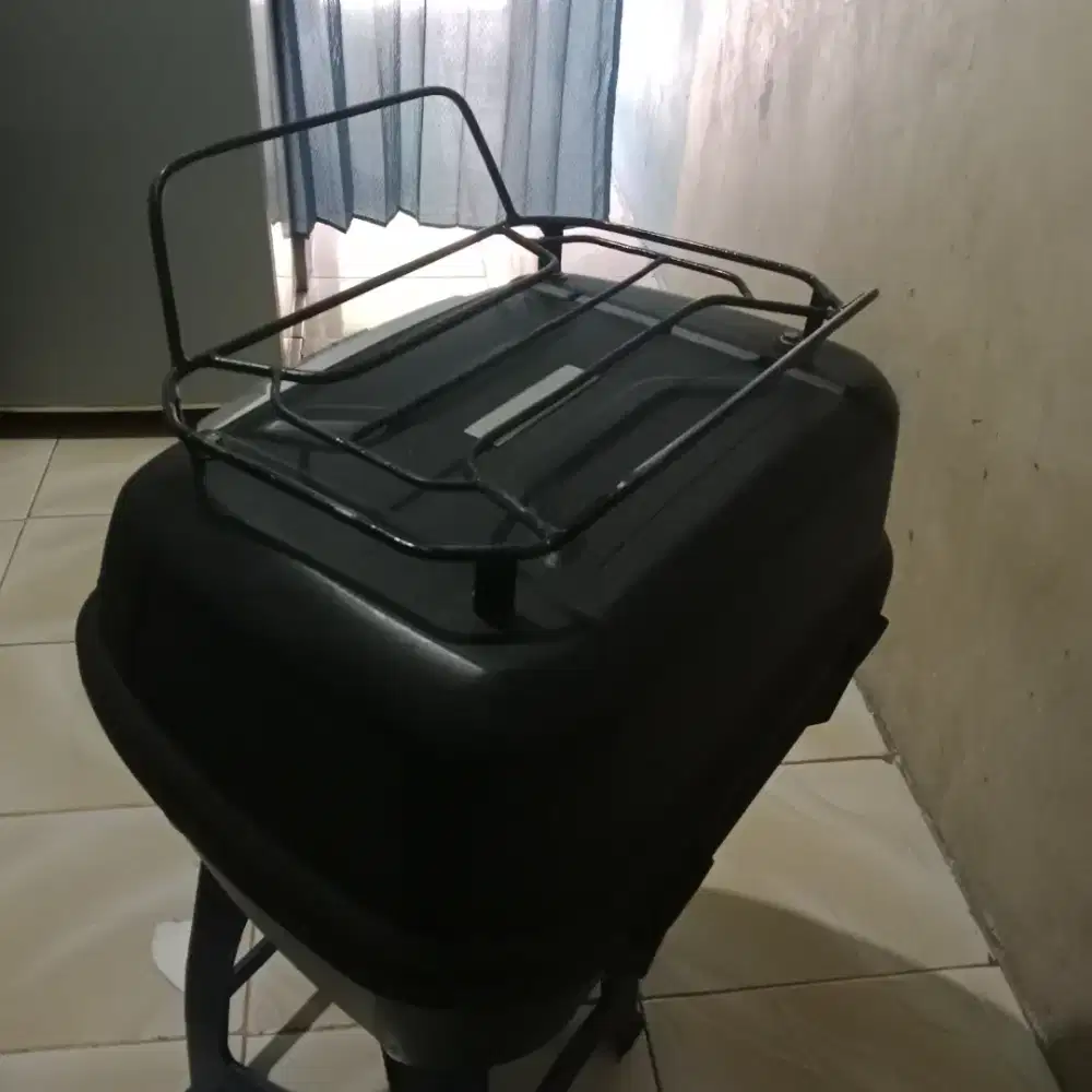 Jual aja gan box GIVI masih mulus lecet pamakean dah spek ganteng