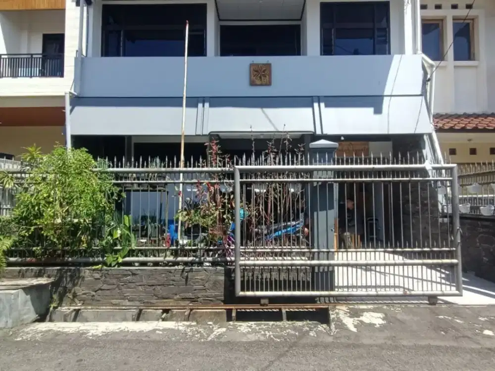 Rumah 2 Lantai Nyaman di Komplek Cikutra Bandung
