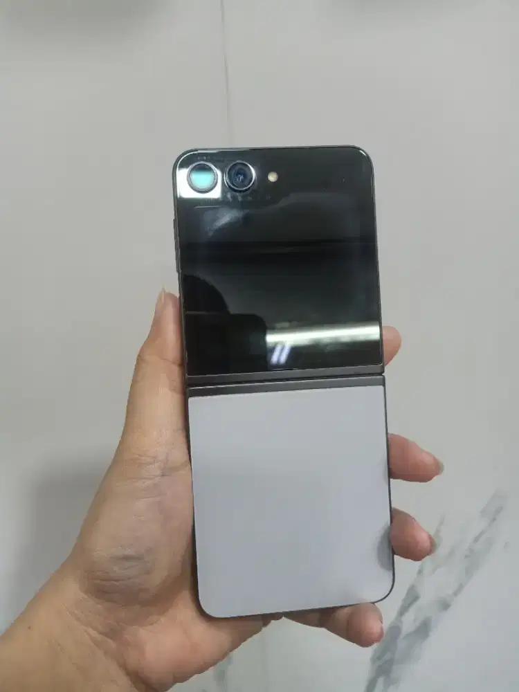 Second Samsung Galaxy Z Flip 5 8/512GB Ex Garansi Resmi Sein Mulusss