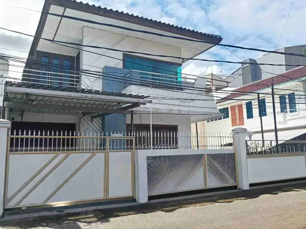 Rumah besar Hoek 2,5 lantai bangunan kokoh semi furnished row jalan 3 mobil dijual lokasi favorit dekat Tanah Abang Petojo Selatan Jakarta Pusat