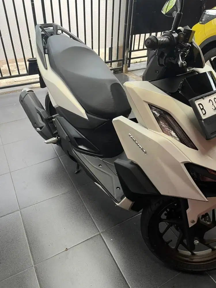 Dijual motor vario 160 kondisi kenabelakang mobil rusak bagian depan