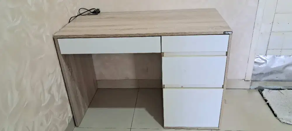 Meja kerja informa putih oak