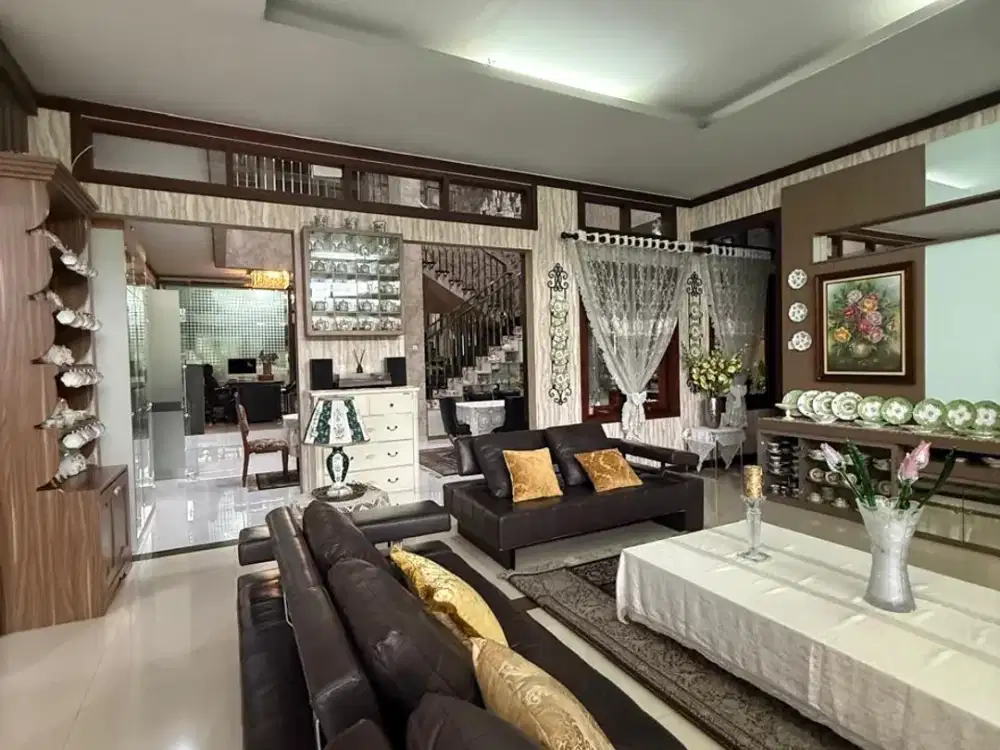 Rumah 3 Lantai Dengan Kolam Renang di Tatar Ratnasasih KBP