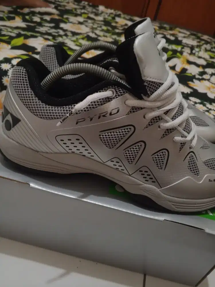 SEPATU YONEX PYRO