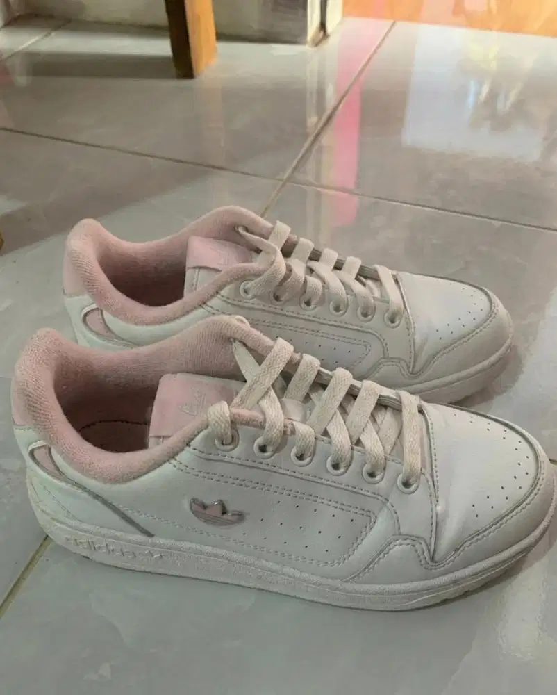 Sneakers wanita Adidas