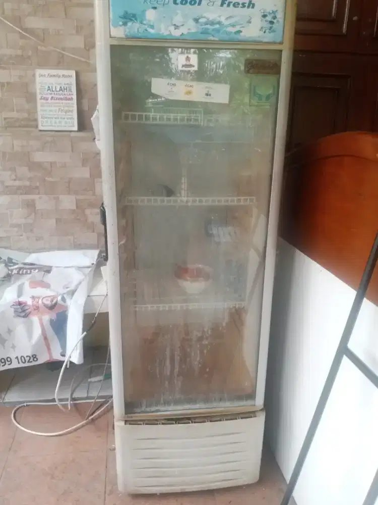 Showcase bekas masih layak pakai