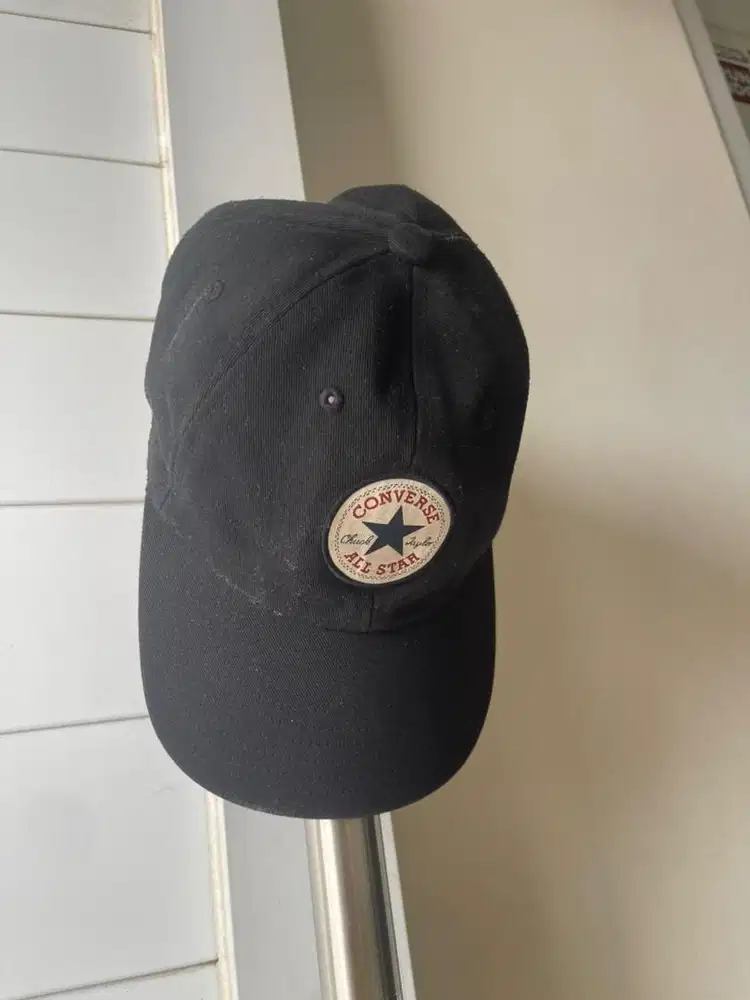 Topi convers hitam